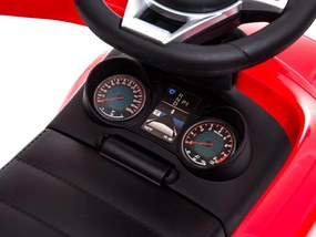 Mercedes v červenej farbe s rukoväťou