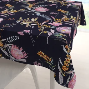 Biante Bavlnený štvorcový obrus Sandra SA-427 Dúhové kvety na tmavo modrom 140x140 cm