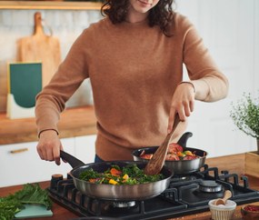 Panvica z ušľachtilej ocele s kvalitnou keramickou povrchovou úpravou, priemer cca 24 cm