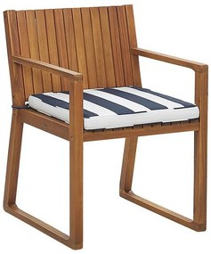 Záhradná jedálenská stolička z akáciového dreva s podsedákom námornícka modrá a biela SASSARI Beliani