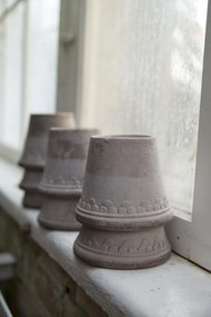 Malý kvetináč Københavner s podstavcom 10 cm sivý