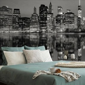 Fototapeta čiernobiely odraz Manhattanu vo vode - 300x200