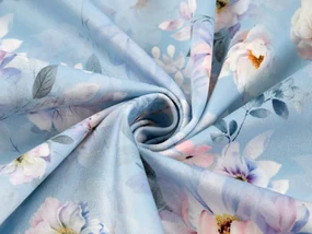 Biante Zamatový štvorcový obrus Tamara TMR-044 Jarné kvety na nebesky modrom 130x130 cm