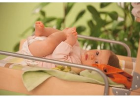 Závesný prebaľovací pult v dekore buku v prírodnej farbe Dschungelbaby – Roba