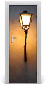 Fototapeta samolepiace dvere stará ulička lampa 95x205 cm