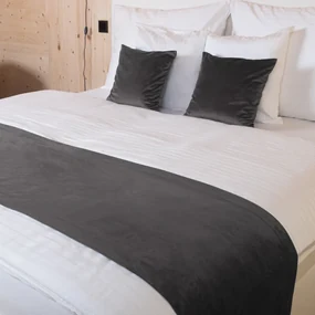 Biante Zamatový prehoz/behúň na posteľ Velvet Prémium SVP-017 Tmavo sivý 60x200 cm