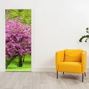 Fototapeta na dvere - Rozkvitnutý strom na lúke (95x205cm)