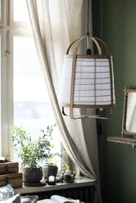 Závesná bambusová lampa s bielym látkovým tienidlom