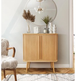 Vysoká komoda v dekore duba s posuvnými dverami v prírodnej farbe 83x95 cm Rove – Woodman