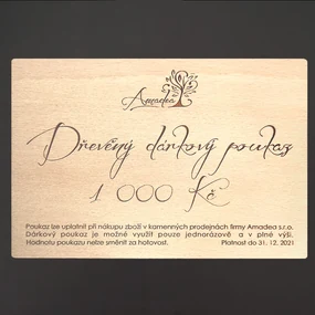 Drevený darčekový poukaz do kamenných obchodov firmy Amadea sro v hodnote 1.000 Kč