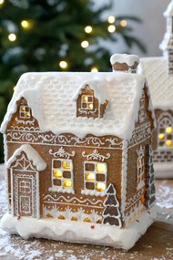 Perníková chalúpka s LED svetielkami Noël Gingerbread – 13*11*17 cm / 3xAA