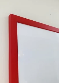 Toptabule.sk MTDRBTCIER Biela magnetická tabuľa v červenom drevenom ráme 90x60cm /