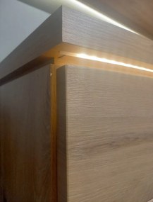 Široká vitrína Bolus, dub artisan, s osvetlením