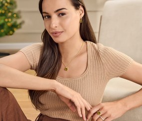 Prsteň so zeleno-hnedým skleneným krištáľovým kamienkom