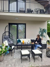 Garden Line SÚPRAVA RATANOVÉHO NÁBYTKU „VADUZ“ (SOFA + 2 KRESLÁ + 2 PUFFY + STÔL) ČIERNA + KRÉMOVÉ VANKÚŠE *9583