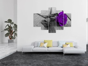 Obraz - Fialová ruža so zelenou stonkou (150x105 cm)