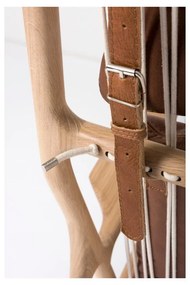 Kreslo s konštrukciou z masívneho dubového dreva a koňakovohnedým sedadlom z byvolej kože Gazzda Dedo