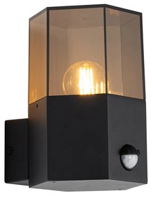 Vonkajšia nástenná lampa čierna s dymovým sklom hexagon a senzorom pohybu - Denmark