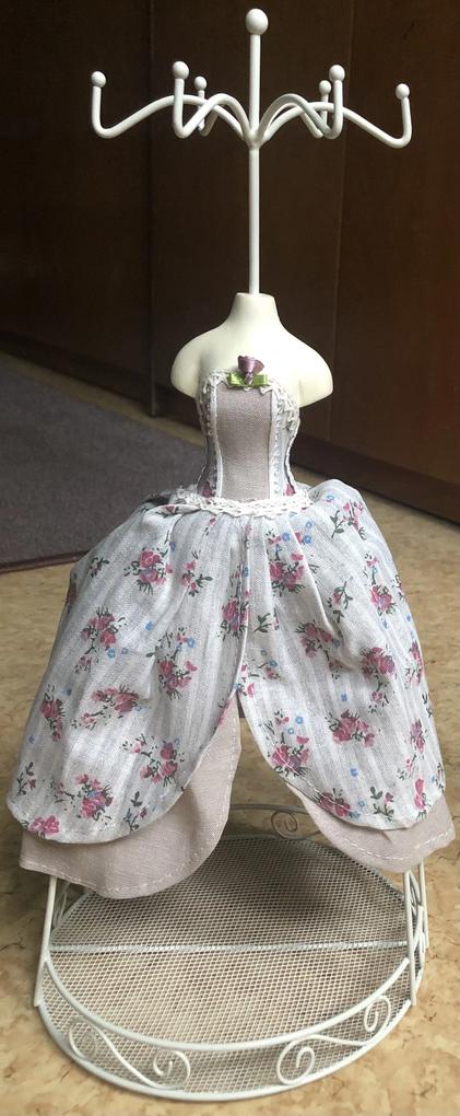 Vzor šiat aj farba úplne odlišná na fotke v e-shope ako v realite, chceli sme biely podklad a ruzove vacsie kvietky, ale prisli nam šaty s kremovymi pásikmi, drobne ruzove kvety inej farby a drobne modre kvety v tom, neprijemne sklamanie vzhladom nato, ze to bol darcek. Ak sa fotka nezhoduje s realitou, osobne uz neobjednavam nikdy nic z takychto stránok. Mrzi ma to.