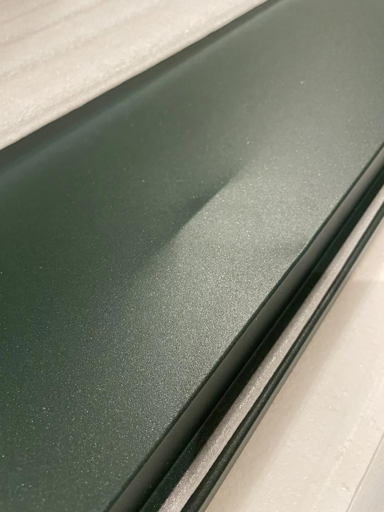Vitrína by sa úžasne hodila do izby môjho syna a práve preto som sa rozhodla pre jej kúpu. Okrem toho som si objednala aj službu vynesenia za 149 zł, dúfajúc v bezpečné doručenie produktu v bezchybnom stave. Bohužiaľ, po rozbalení sa ukázalo, že predná časť nábytku má hlboký preliačený rozmerom približne 5 × 10 cm, viditeľný pri každom osvetlení. Vada sa nachádza v centrálnej, dobre viditeľnej časti prednej plochy, narušuje geometrickú presnosť ako aj rovnosť povrchu a výrazne znižuje estetickú hodnotu nábytku. Som veľmi sklamaná, že produkt doručený spolu s doplnkovou platenou službou prišiel v takomto stave. Dúfam v rýchlu reakciu zo strany zákazníckeho servisu a v promptnú výmenu reklamovaného produktu za plnohodnotný tovar bez vád, ktorý bude zodpovedať objednávke.