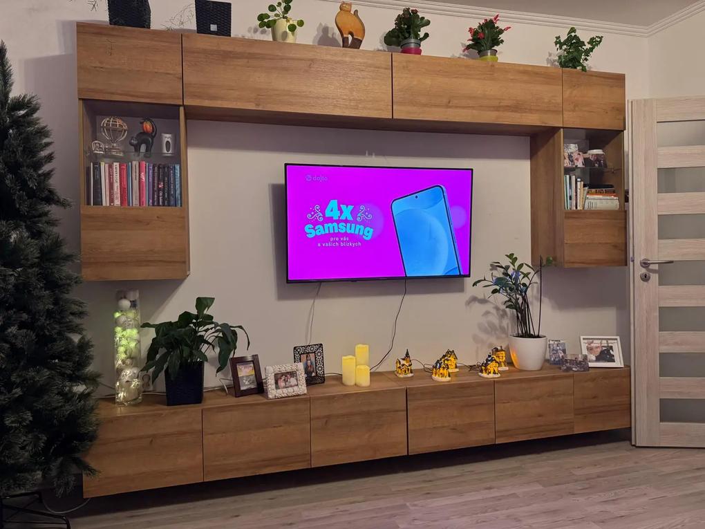 Obývacia zostava je krásna. Príjemnej farby, rozmermi a úložným priestorom... Oceňujem závesný systém tv skriniek. Bola som príjemne prekvapená materiálom. Pôsobí pevné a kvalitné. Na dotyk ako pravé drevo.  Neľutujem kúpu .
Musím pochváliť mojnabytok.sk za ústretovosť a pomoc. Pracujú tam naozaj milý ľudia.  Pokazil sa nám pri manipulácii jeden diel a obratom poslali nový. 
