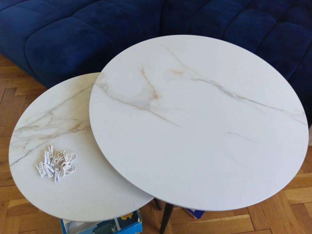 Objednávali sme si kombináciu týchto dvoch stolíkov a jedného veľkého jedálenského stola a perfektne k sebe zapasovali. Čakali sme identickú potlač (t.j. čisto čierno-biely mramor), náš konkrétny má k tomu aj jemné hnedé kontúry. Ale možno ešte lepšie, lebo pekne vynikli.