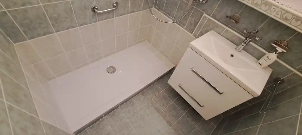 Aj po správnej montáži zostáva trochu vody pri odtoku  - nie je úplne správny tvar vaničky. Keby som mal viac času, išiel by som  skôr do liateho mramoru. 