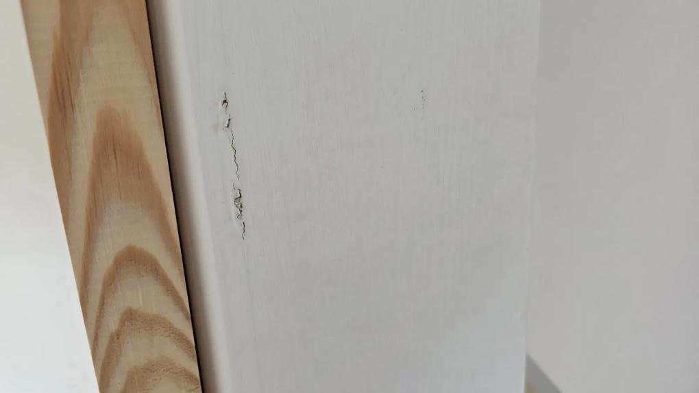 Po rozbalení výrobku ma čakalo nemilé prekvapenie, tovar v zlej kvalite, postekaný, poškriabaný, biela farba na niektorých miestach zlé dotretá, presvitala farba dreva.