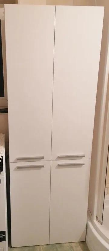 Nepříjemné bylo zjištění, že je skříňka dodána ve stylu IKEA. O tom v popisu nebylo ani slovo. A moje hodně dříve narozené ruce si musely zajistit na pomoc souseda. 😢