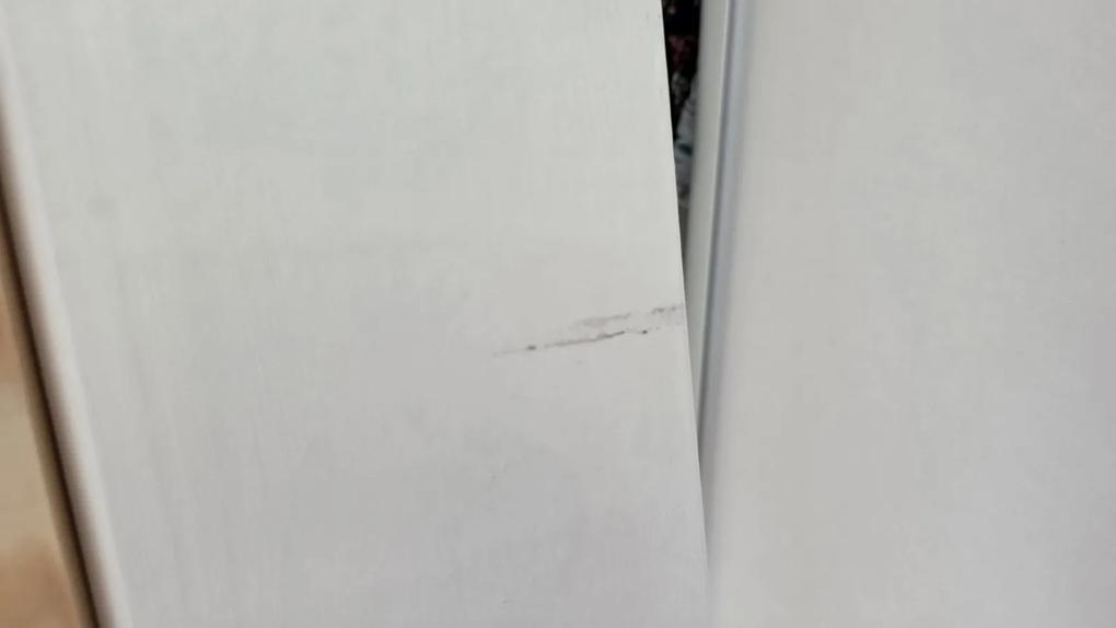 Po rozbalení výrobku ma čakalo nemilé prekvapenie, tovar v zlej kvalite, postekaný, poškriabaný, biela farba na niektorých miestach zlé dotretá, presvitala farba dreva.