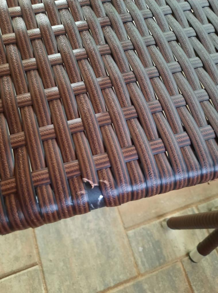 Na jednej stoličke prerezaný výplet, na stole nedokončený výplet.