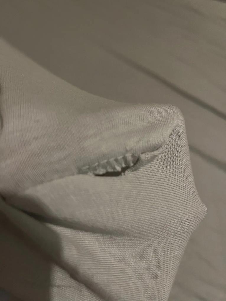 Plachta v rohu zle zošitá.