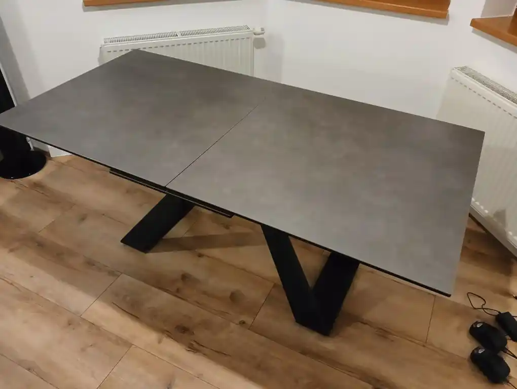 Stol prisiel vyborne zabaleny v dvoch krabiciach: 100+30Kg. Je to riadny macek. S vyberom sme velmi spokojny. Montaz jednoducha. Odporucam.