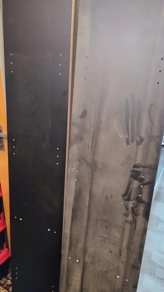 Zaprášený celý regál , špinavý, akoby zamastený od rúk, chýbajú čierne krytky