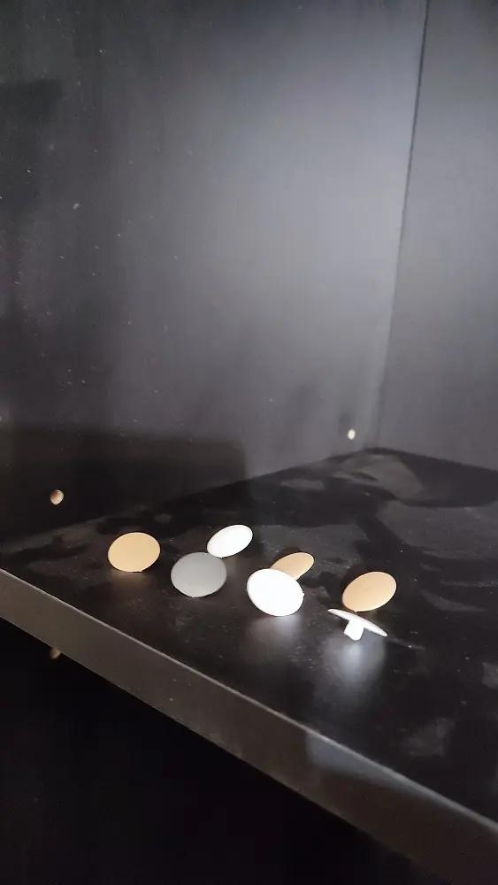 Zaprášený celý regál , špinavý, akoby zamastený od rúk, chýbajú čierne krytky