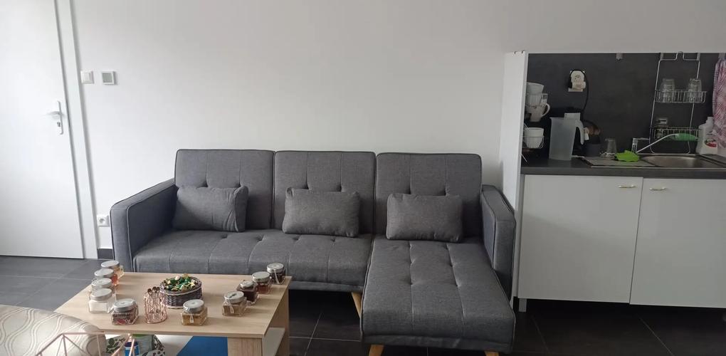 Objednala som si a výrobok prišiel o 9 dní pekne zabalený, veľmi jednoduchá montáž za chvíľku sme aj na nej sedeli. 