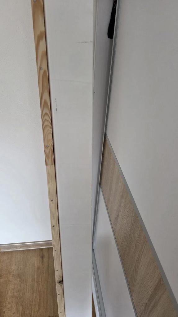 Po rozbalení výrobku ma čakalo nemilé prekvapenie, tovar v zlej kvalite, postekaný, poškriabaný, biela farba na niektorých miestach zlé dotretá, presvitala farba dreva.