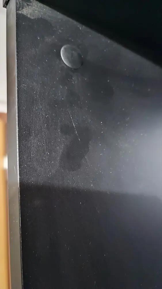 Zaprášený celý regál , špinavý, akoby zamastený od rúk, chýbajú čierne krytky