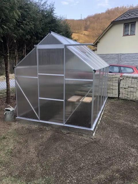 Až na ten nezrozumiteľný návod, všetko v poriadku. Už sa tešíme na úrodu. Vyzerá to veľmi pekne.