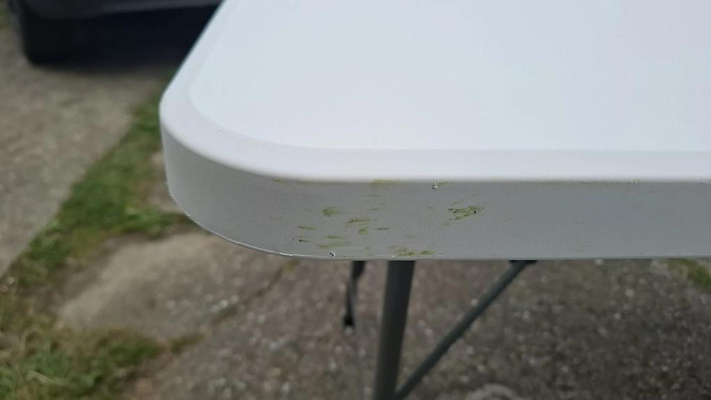 Lavička a aj stôl už boli predtým používané. Boli mierne poškodené a špinavé. Som z toho maximálne smutný a sklamaný.
