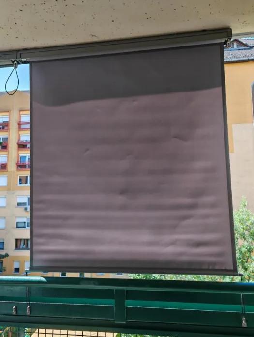 Obrázok vedľa produktu je úplne zavádzajúci, pretože záves vyzerá čierne, aj keď ho uvádzajú ako sivý.

Okrem toho bolo vidieť na jednom z produktov, že bol opätovne zabalený a na jednom konci chýbala časť na zavesenie, ktorá by mala byť pôvodne prilepená z výroby.

Pri doručovaní produktu, aj keď som objednal 2 kusy, účtovali mi dvakrát poplatok za doručenie, čo taktiež nepovažujem za akceptovateľné.

Nevraciam ho len preto, lebo už samotné doručenie bolo dosť komplikované a predpokladám, že čiernu farbu nemajú.