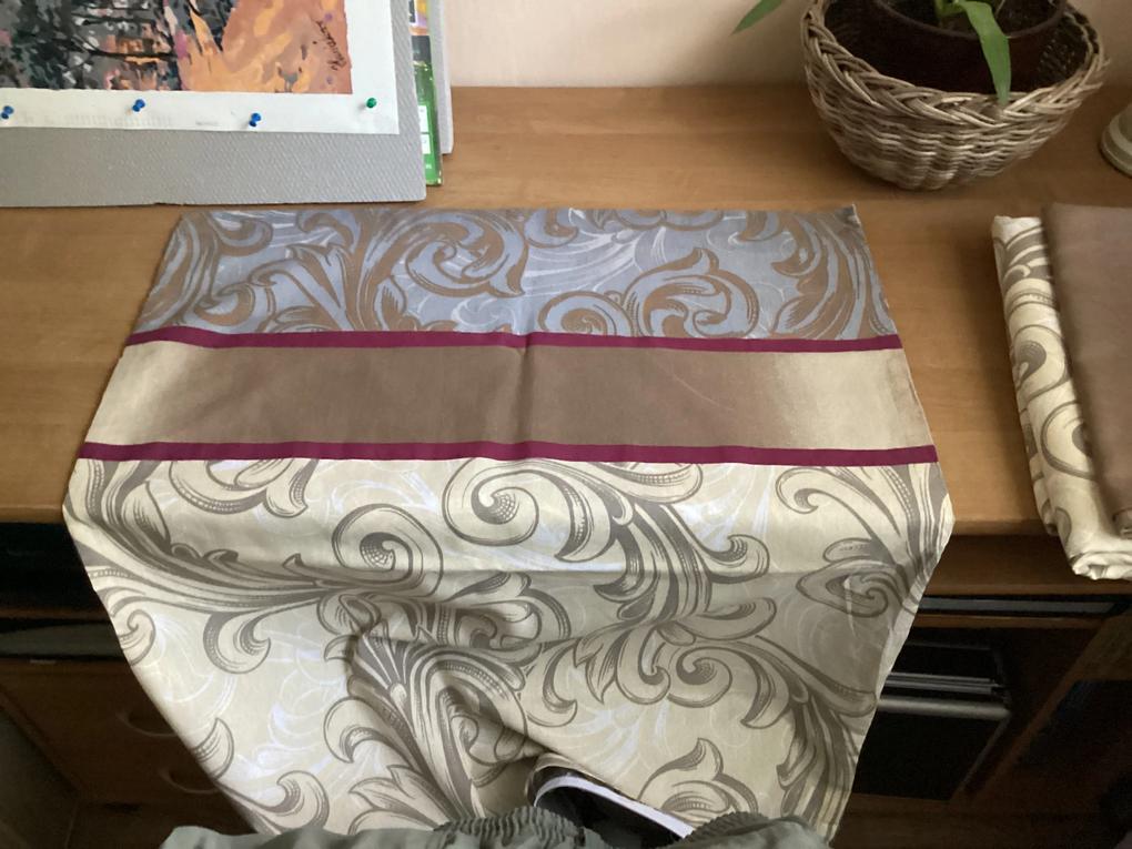 Nie som spokojná nakoľko pred použitím som to vyprala iba na 30 stupňoch a sú tam vyblednuté fľaky na hnedom ozdobnom páse  na všetkých kusoch 