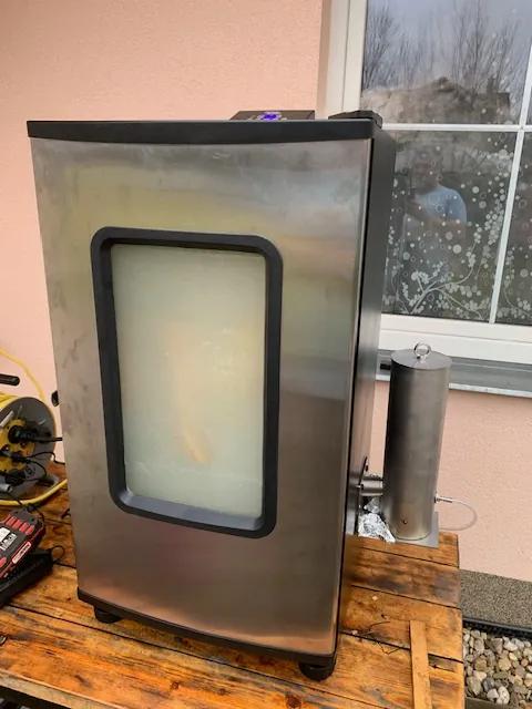 Malá udírna se spirálou  termostatem. Termostat si změřte vlastním teploměrem, je to hodně přibližné , můj přeměřuje +5c . Jinak za ty peníze super stroj . Zkoušel jsem cvičně udit pomocí integrované misky na bukové čipsy, ale nazapálí je to , pokud je nastavena teplota řekněme pod 90c což je na uzení bůčku moc a kouř nejde regulovat . Vyhodil jsem násypku na čipsy z boku a do otvoru naimplatnoval dymbox od soudruhů z Polska ( damage 2k ) a udírna jede jak z praku. Ta nádobka na čipsy slouží perfektně na zachycení dehtu z dymboxu . Za mne super strojek -dodělej doma -  ekvivalent s dýmboxem je za +- 15k , takhle jste na polovině . 