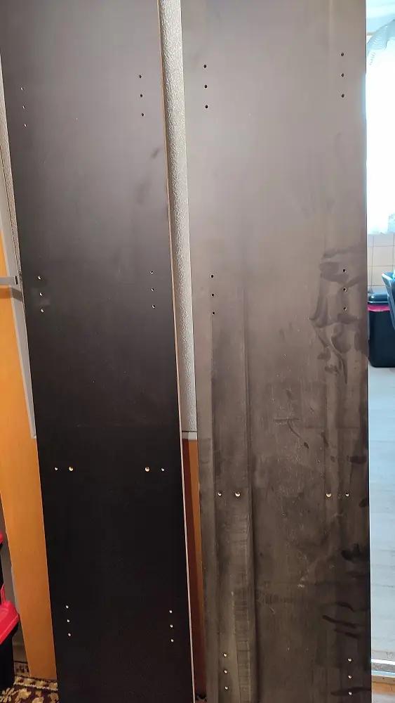 Zaprášený celý regál , špinavý, akoby zamastený od rúk, chýbajú čierne krytky